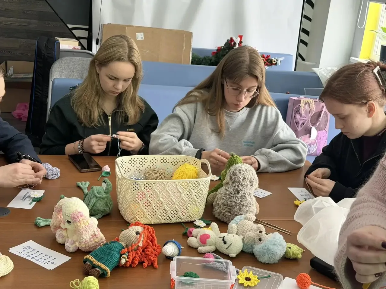 🧶 Волшебство в каждой петельке: новый мастер-класс для «Северного сияния»! ✨  Наши участницы продолж