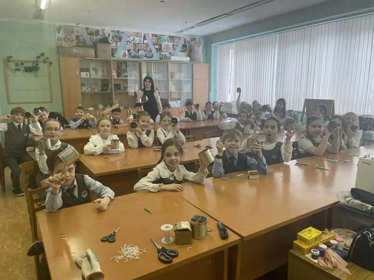 Вместе сделали большое дело! 🕯✨ в 3А классе прошел мастер-класс по окопным свечам.  🚀 За работой вре