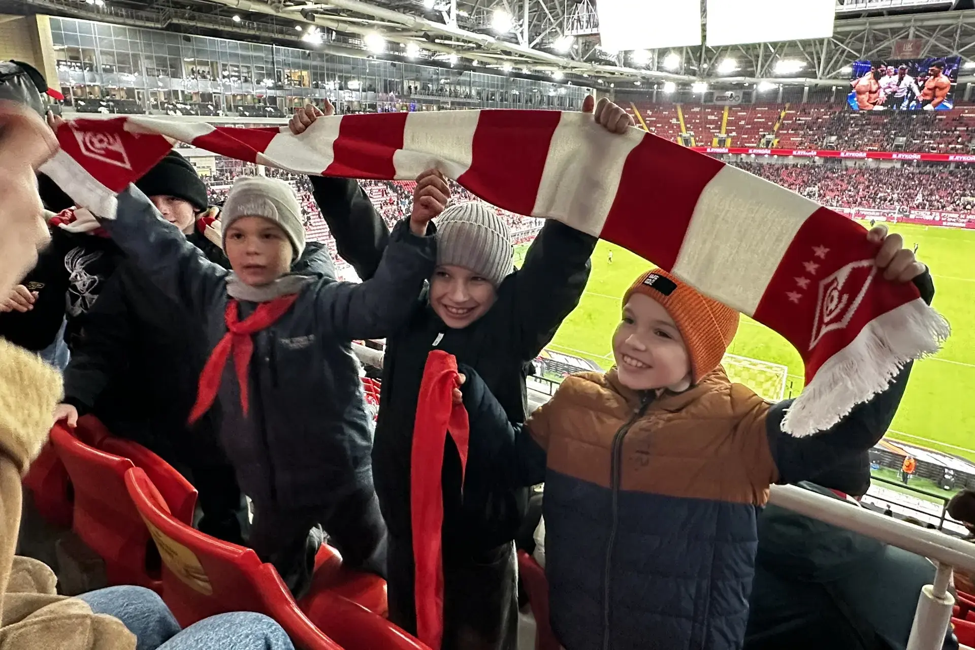 И снова на футбол! ⚽️  📣 Вчера поклонники серьезного футбола из нашей школы побывали на матче Спарта