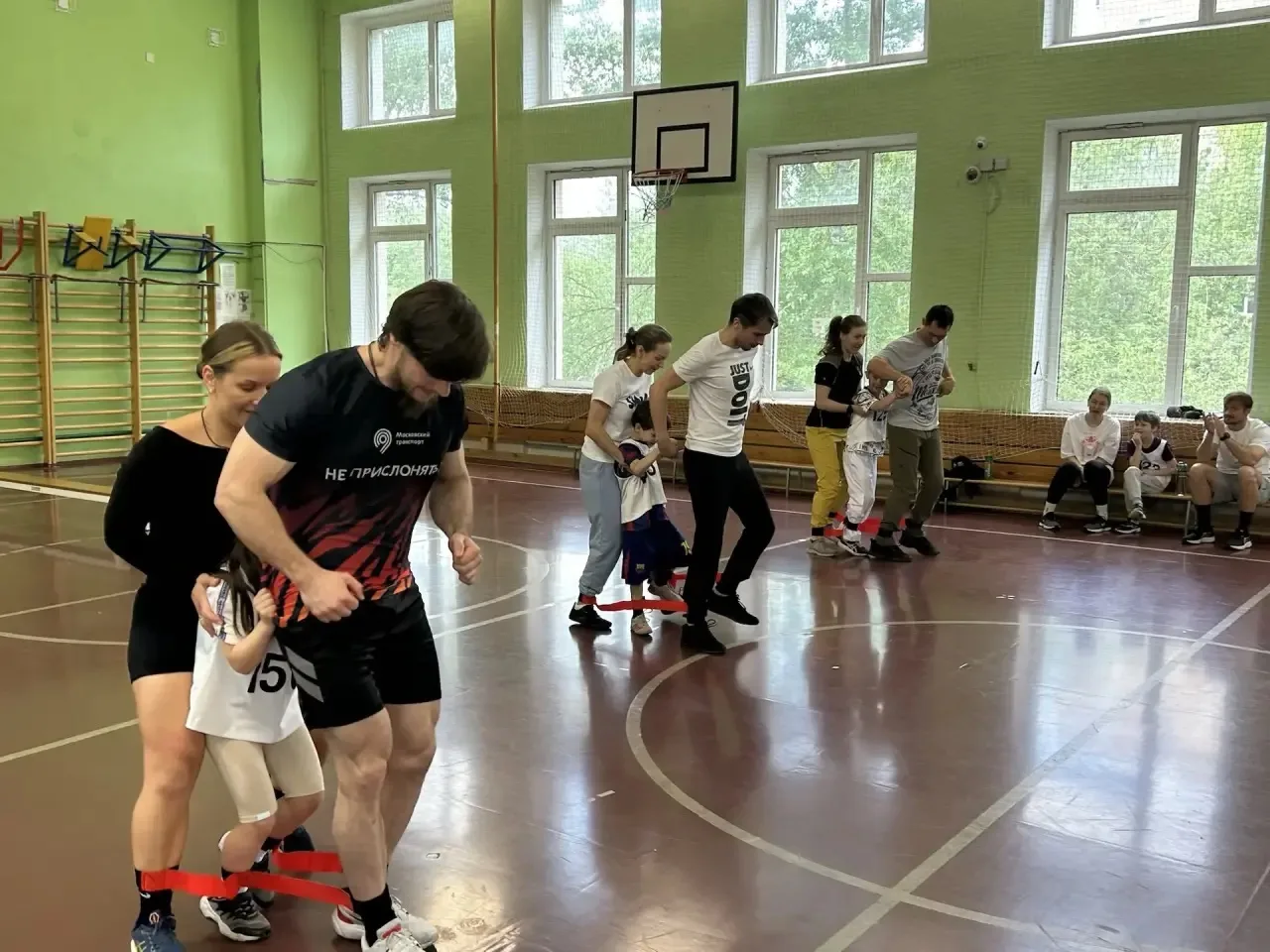 В ДЕНЬ СЕМЬИ - НА СПОРТЕ  Утро субботы в нашей школе началось с яркого спортивного праздника  «Папа,