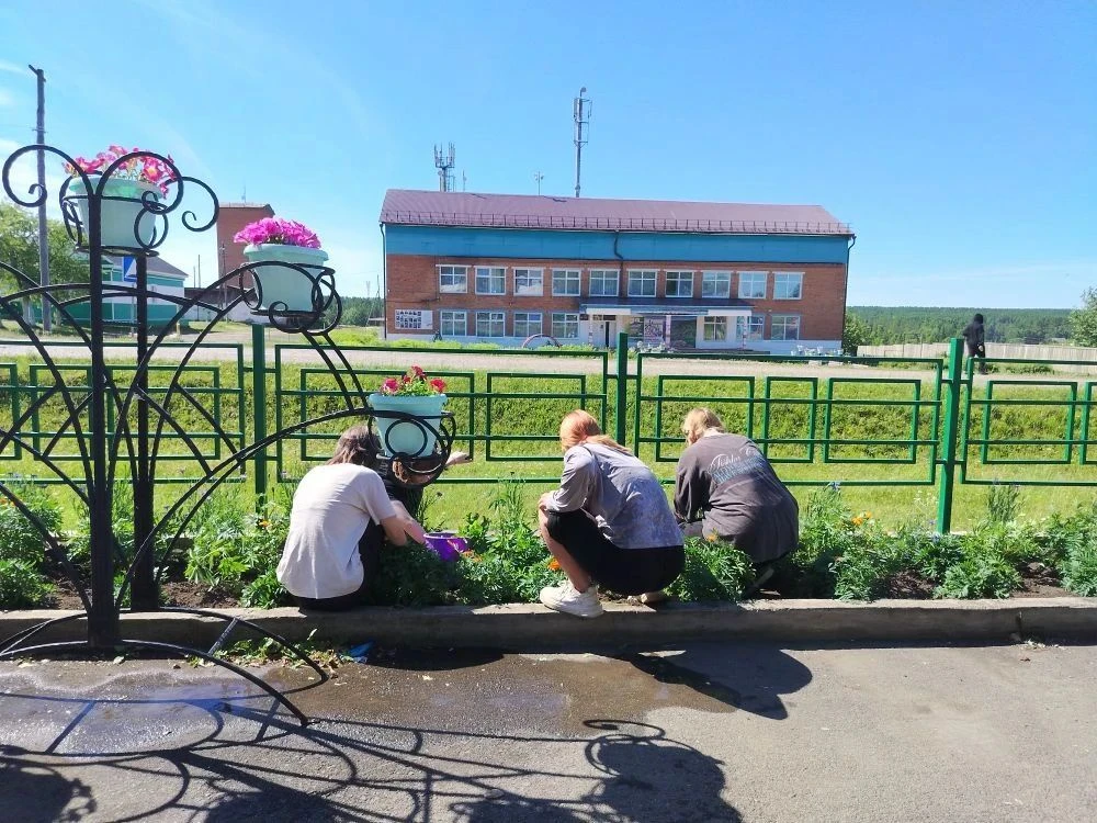 ✅В МКОУ ЦО «Каразей» в полном разгаре проходит летняя трудовая практика на пришкольном участке.  

 