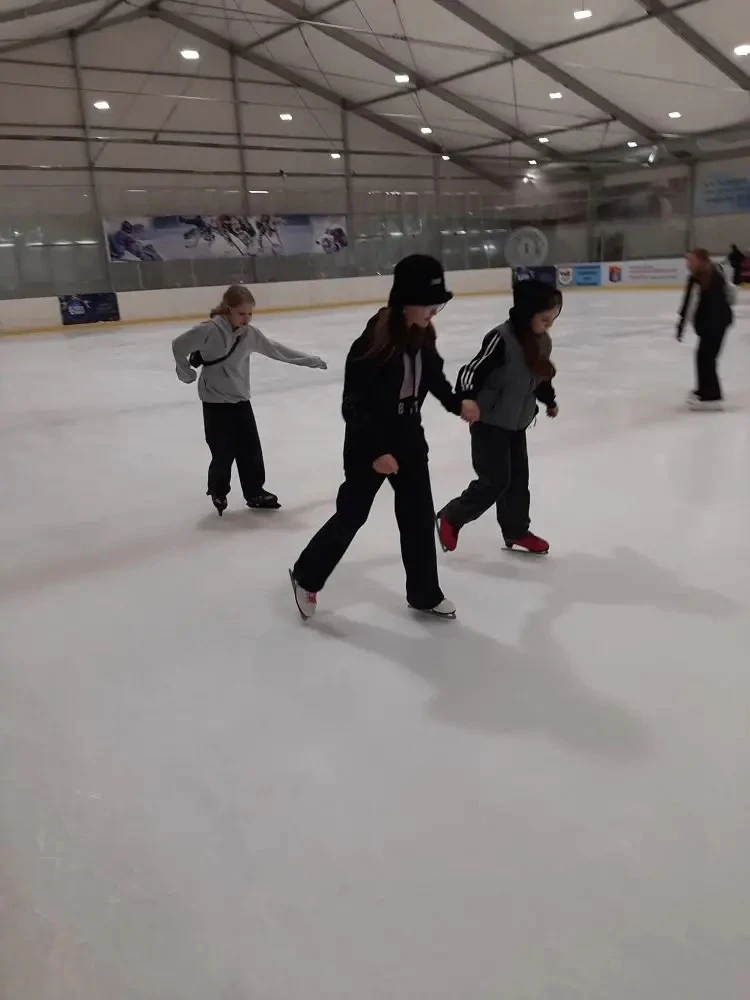 ⛸️ Каникулы у 6 «Г» класса начались активно и спортивно: ребята посетили посетили каток в СК «Прайд»