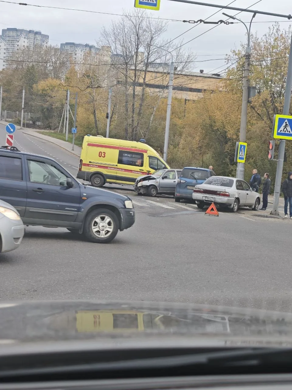 Авария на Академической улице в районе ТЦ Бум. На место ДТП прибыла скорая помощь.