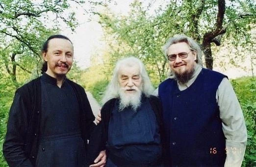 Исходное же начало состоит в том, чтобы поминутно полагать себя в руку Божию молитвой: «Ты Сам совер
