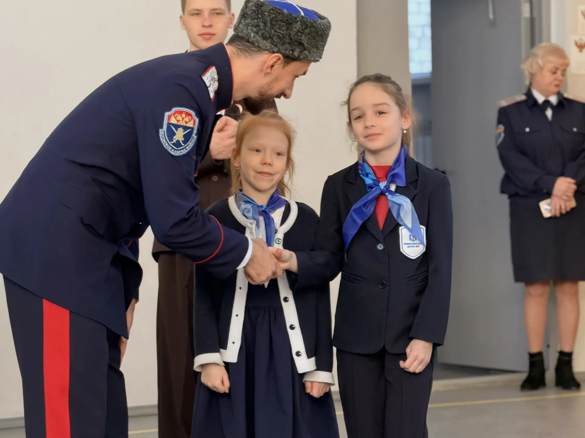 🏆СТАРТ НЕДЕЛИ ПОД ФЛАГОМ ПОБЕД!   Сегодня наша школа традиционно открыла новую учебную неделю торжес