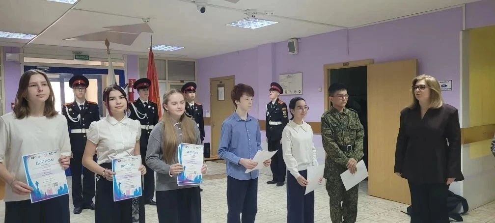 🇷🇺 Утро в 7-м корпусе: традиция, гордость и новые победы!  Сегодня учебная неделя традиционно начала