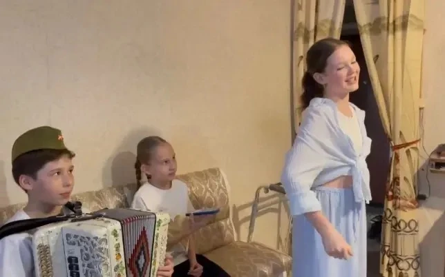 Сегодня ученики 6 «Г» класса  поздравили  Софию Нугумановну Тухватуллину, ветерана ВОВ,  с наступающ