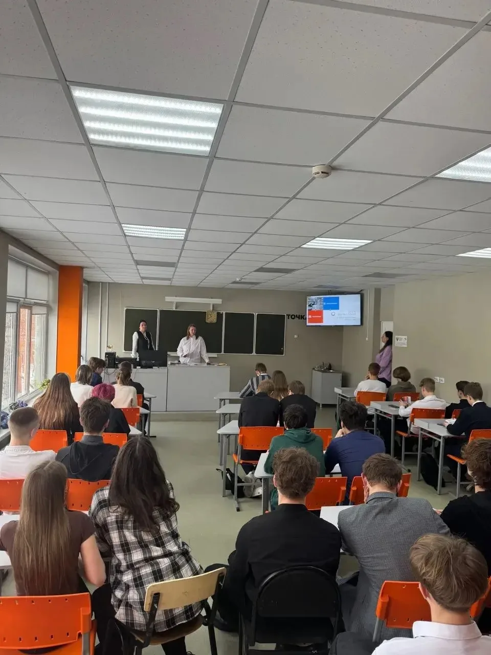 Сегодня в рамках профориентационной работы  прошла встреча учеников 10-11 классов с представителями 