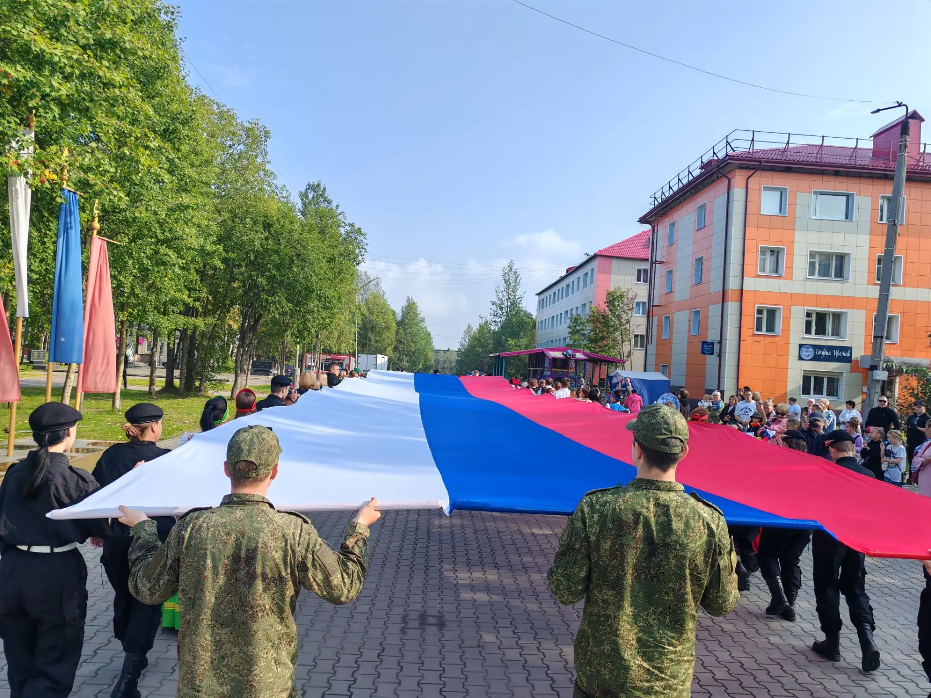 🇷🇺 Сегодня ковдорчане вместе со всей страной праздновали День Государственного флага ...
