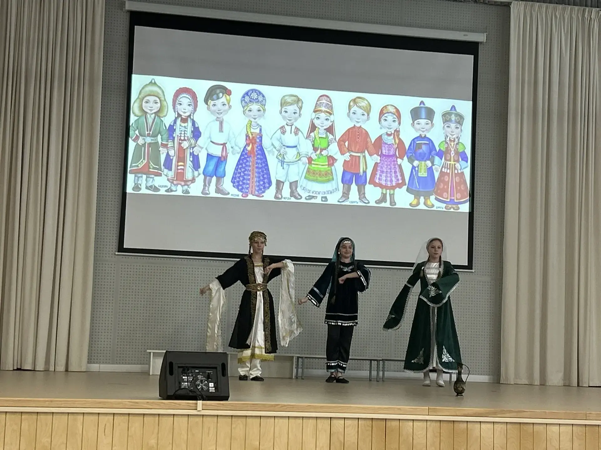 ✨ Завершающий аккорд начальной школы на фестивале «В дружбе народов — единство России»! ✨  Ярким фин