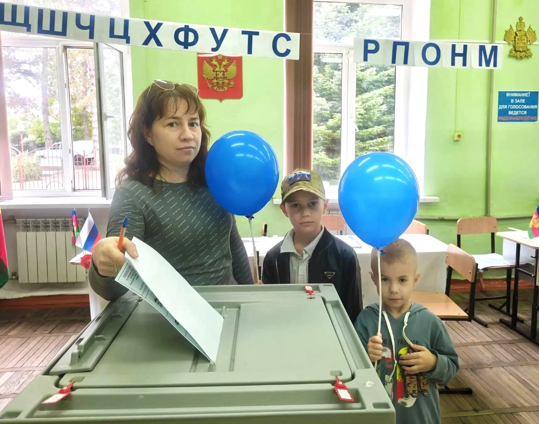 На избирательные участки приходят семьями