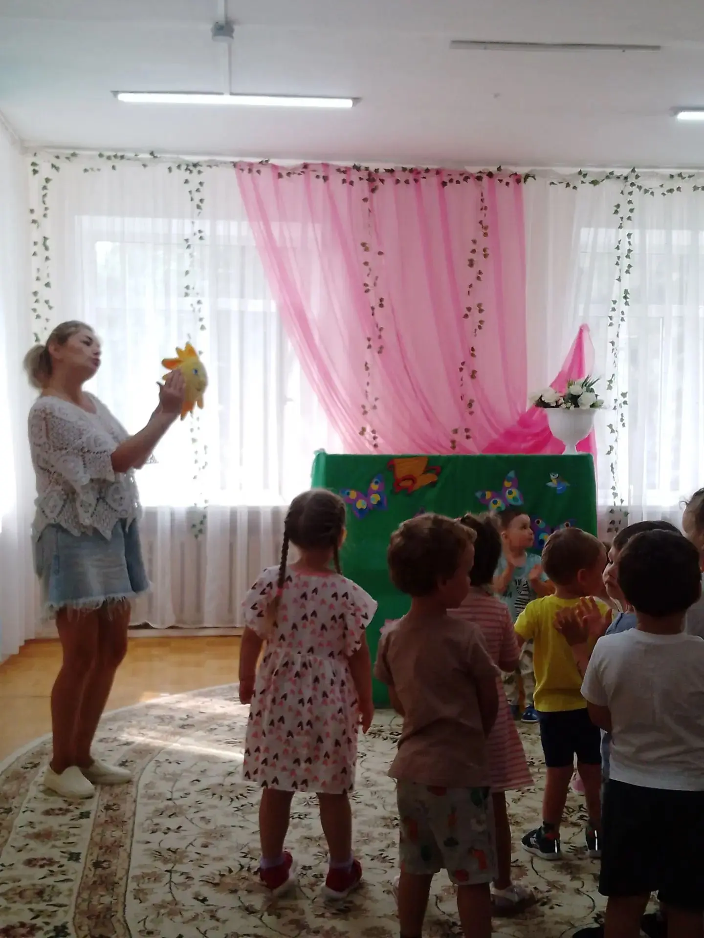 Сегодня состоялся кукольный спектакль "Кто нагрел скамейку?" для детей  группы "Одуванчики" и "Колок