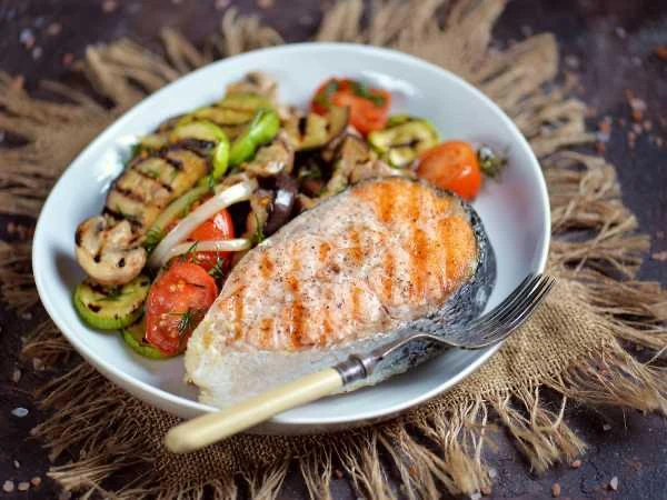 🐟 Стейк из лосося с овощами-гриль.  Ингредиенты:  • Лососевый стейк – 2 шт. • Баклажан – 1 шт. • Каб