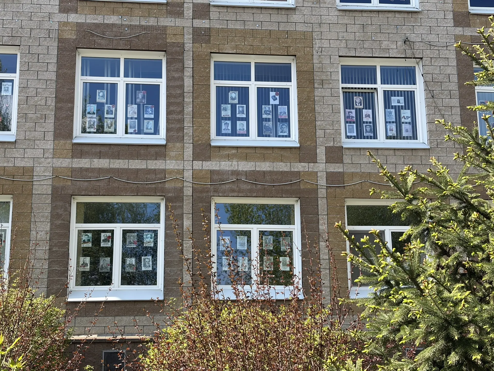 🇷🇺 В преддверии 9 Мая наша школа присоединилась к Всероссийской акции «Окна Победы». Эта традиция ст
