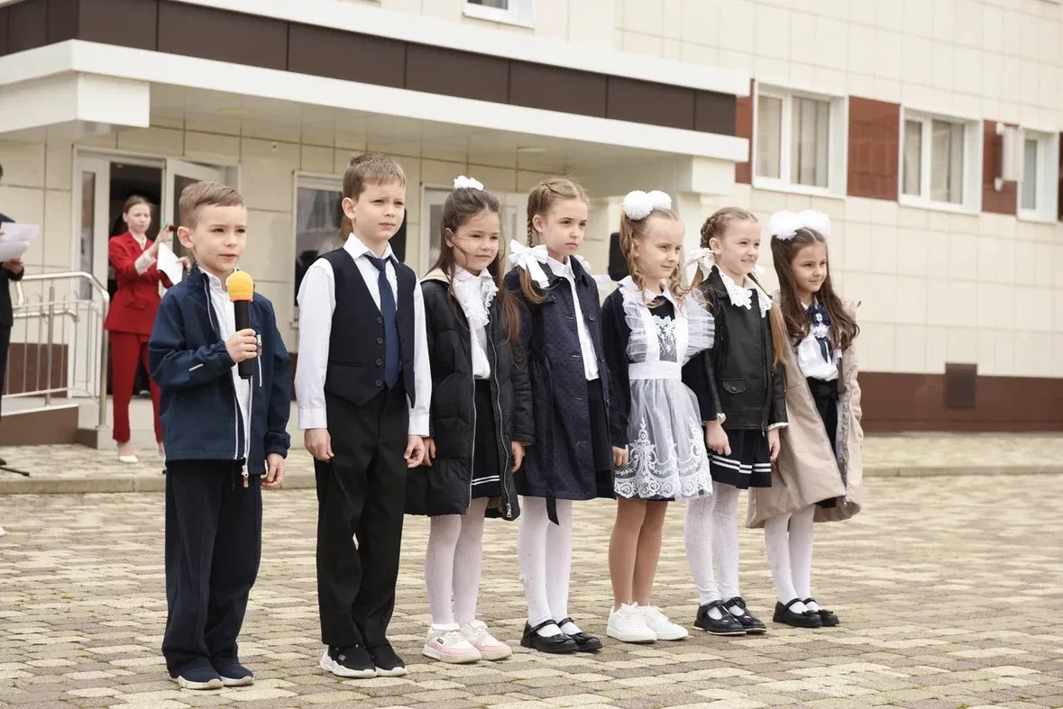 Звенит последний звонок... 🎓  Вот и пролетели эти 11 и 9 лет… Кажется, только вчера вы робко зашли в