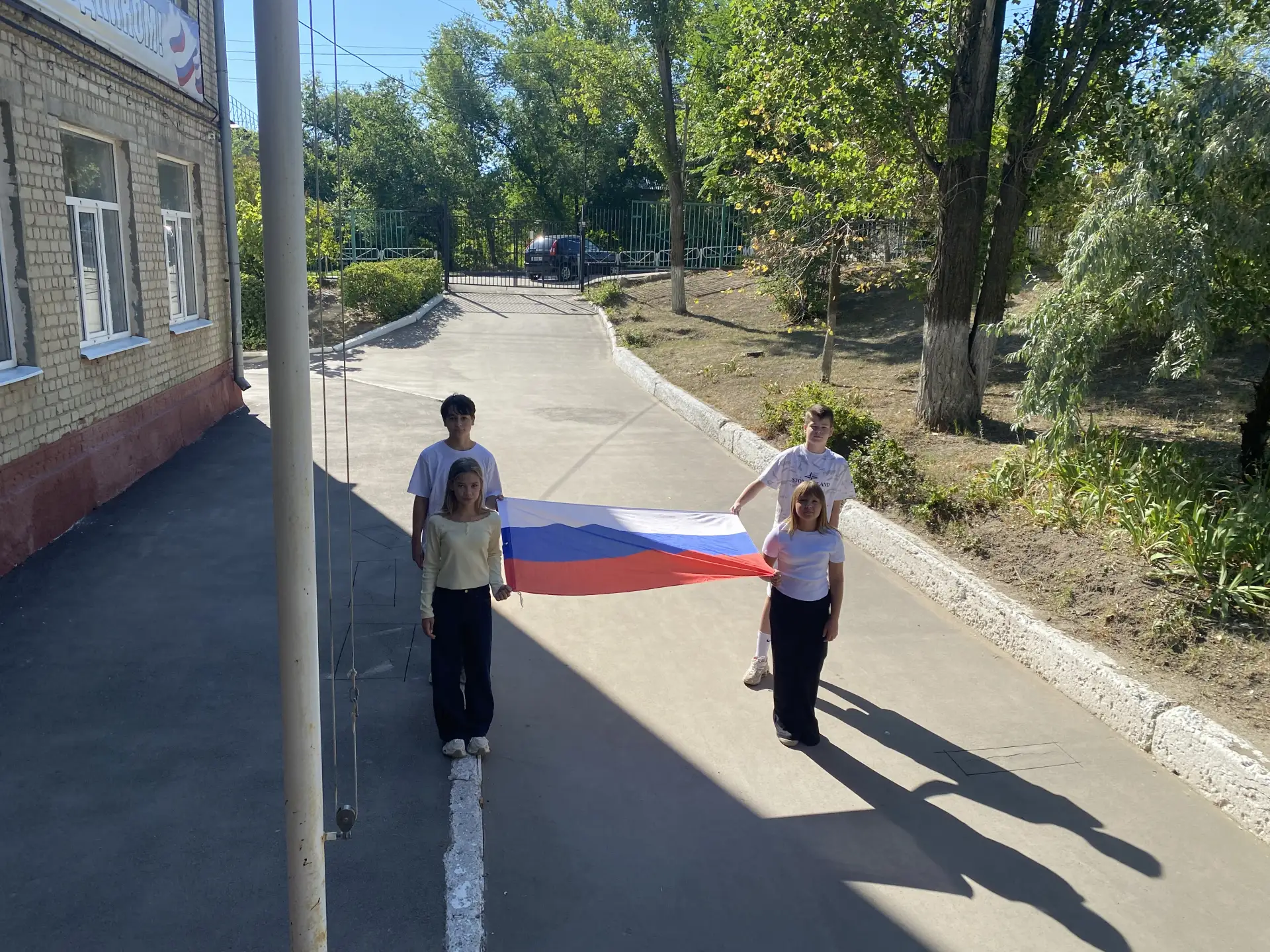 Дорогие друзья! Поздравляю с Днём флага! Пусть белый цвет напоминает о чистоте помыслов...
