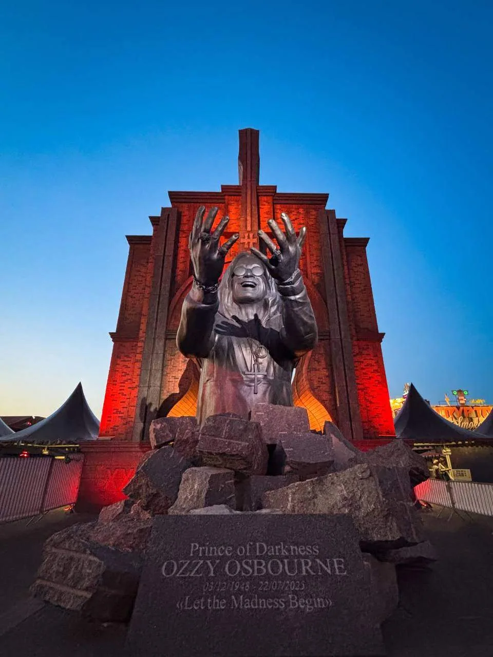 На Hellfest во Франции открыли статую Оззи Осборна ❤️‍🔥