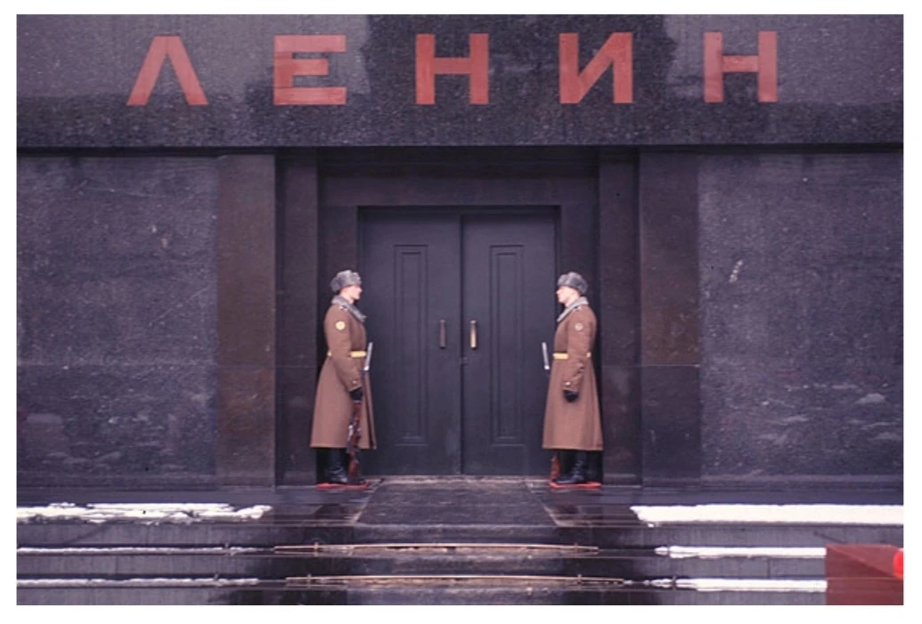 6 октября 1993 года, секретным решением Б.Н. Ельцина был упразднён пост №1 у Мавзолея В...