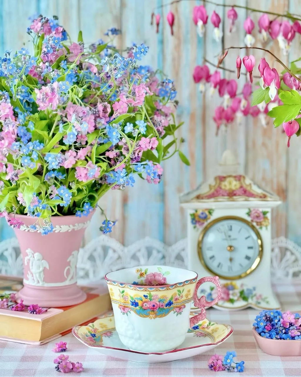 ✨🦋💐🦋✨

На часах - Утро. За окном - Лето.
В чашке - Кофе... Жизнь продолжается!...
И это Очень Хор