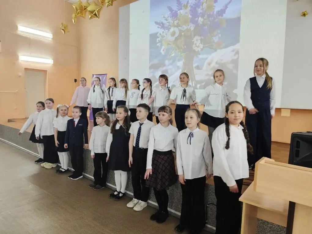 💕«Пиратское сокровище для наших учителей и девочек!» 🌺Представьте себе: обычный школьный актовый зал