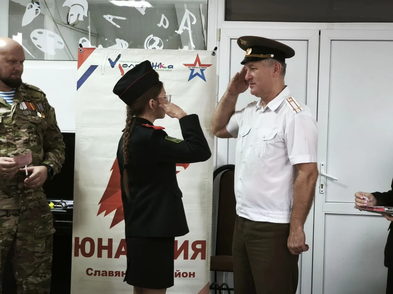Иногда всего один школьный день может вместить в себя целую палитру чувств и оставить след в сердце.