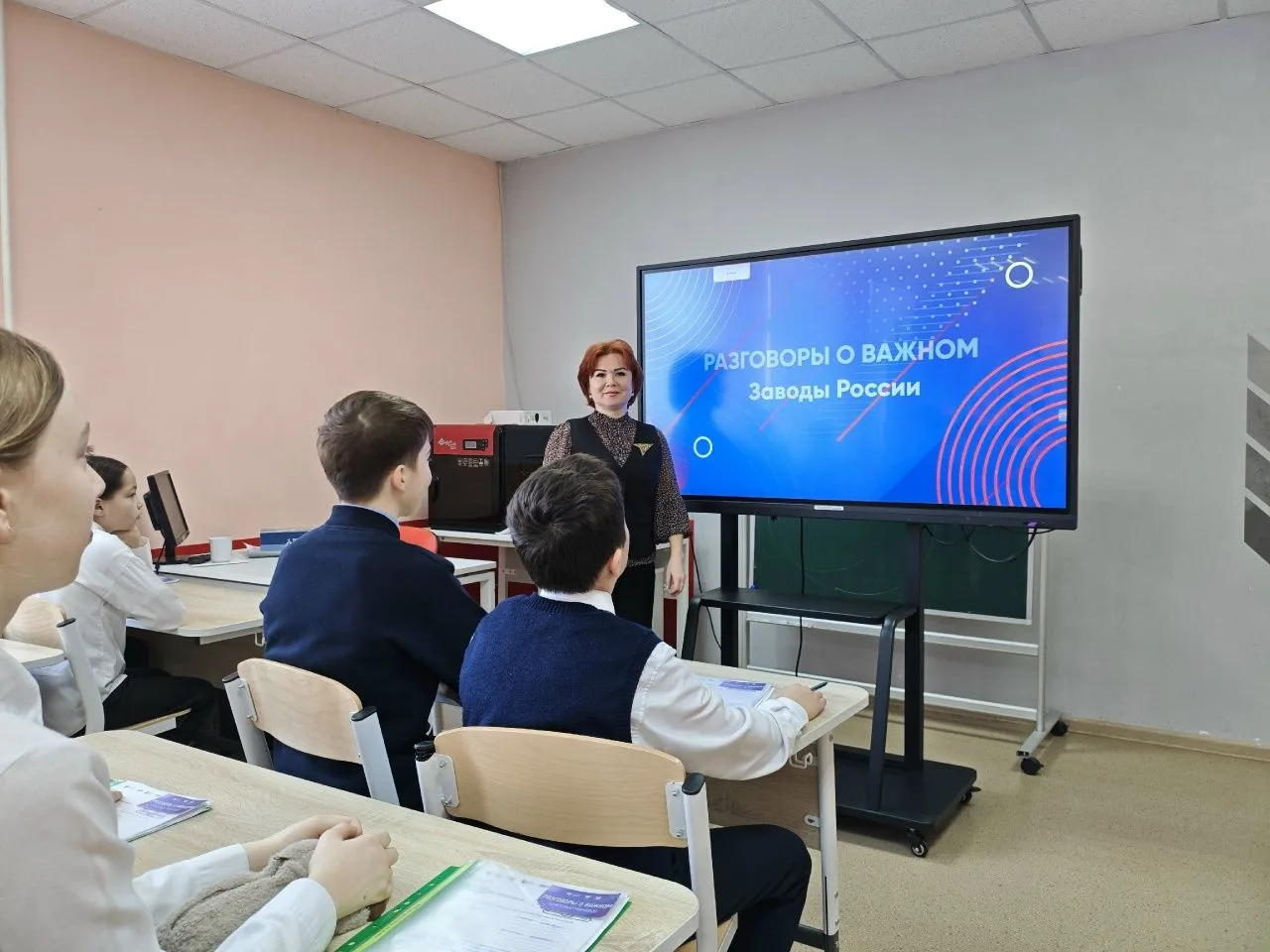 Утро понедельника в нашей школе началось с важной традиции — торжественной церемонии по...