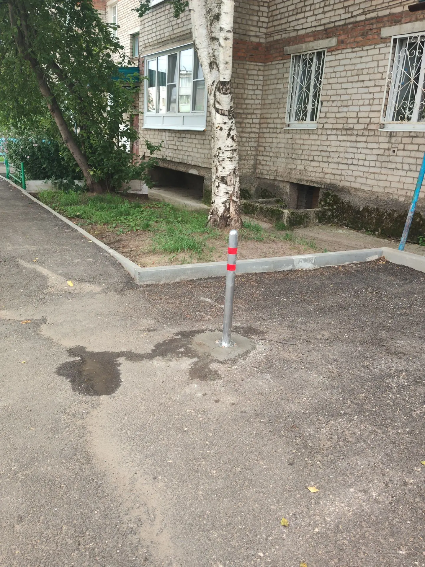 Вот такие столбики парковочные установили на придомовой территории 6-9, просьба жителей...