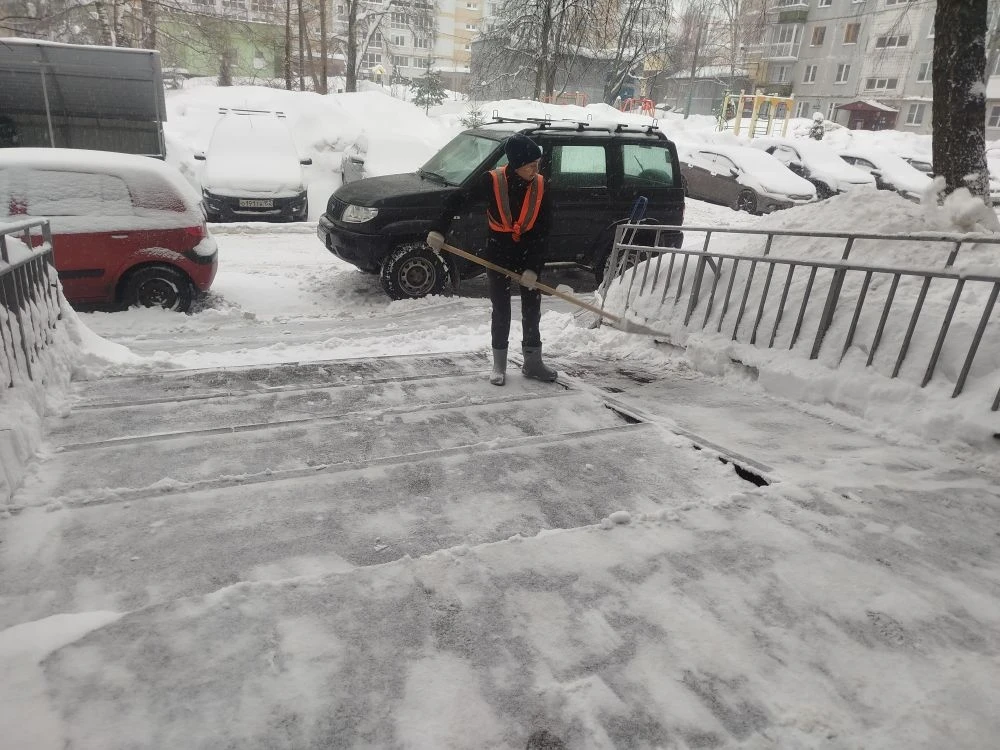 Сегодня сохраняется снежная и ветреная погода. Дворники и спецтехника продолжают работу в усиленном 