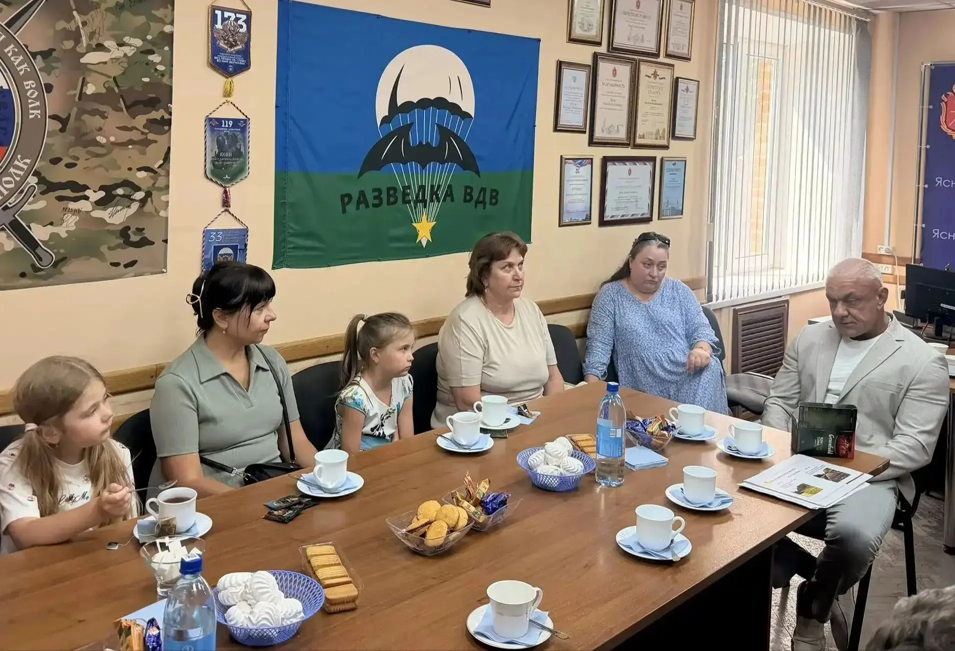 🕯Аллея Славы — место, где мы чтим память наших героев 

Владимир Мухин встретился с родными наших в