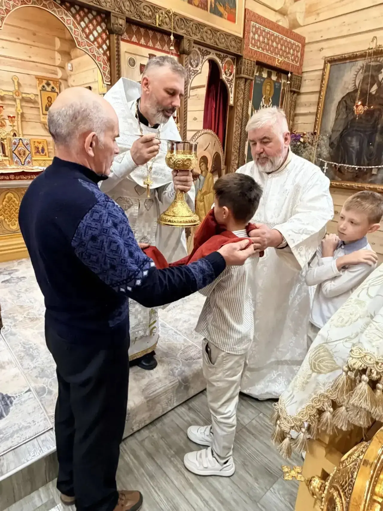 В Свято-Иннокентьевском храме  села Анга Качугского района (родина святителя Иннокентия, митрополита