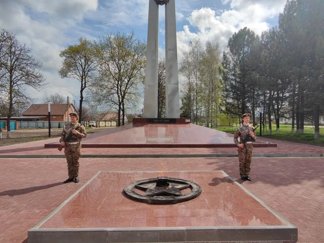 На посту — «Бастион»! 🛡🇷🇺 Сегодня с раннего утра у мемориала в селе Белая Глина особенно торжественн