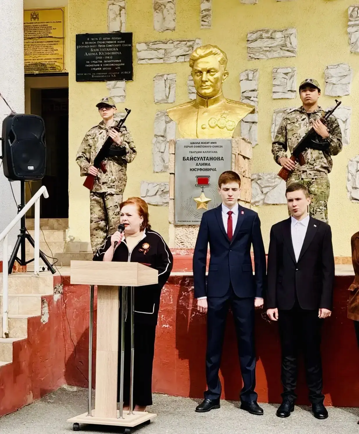 ⭐️Сегодня в МКОУ СОШ №19 г.о. Нальчик состоялась торжественная линейка, посвящённая 81-...