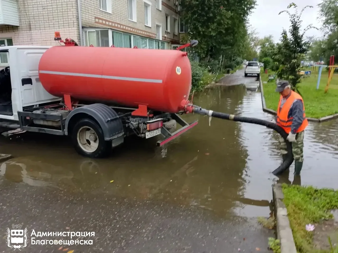 💧Почти 150 тысяч литров воды откачали коммунальщики с улиц Благовещенска за сутки