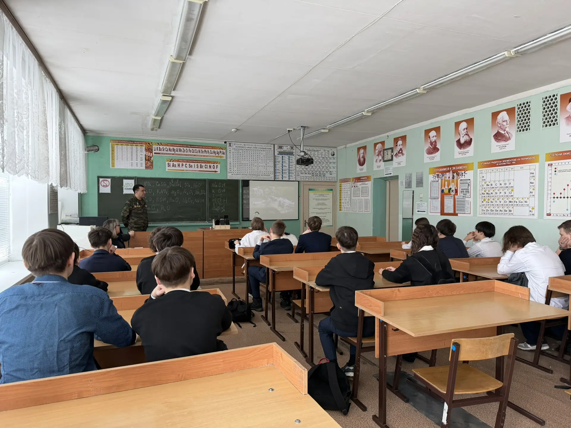 Урок мужества о самом главном из первых уст 🇷🇺  🪖В 8 «В» классе прошел важный и значимый «Урок мужес