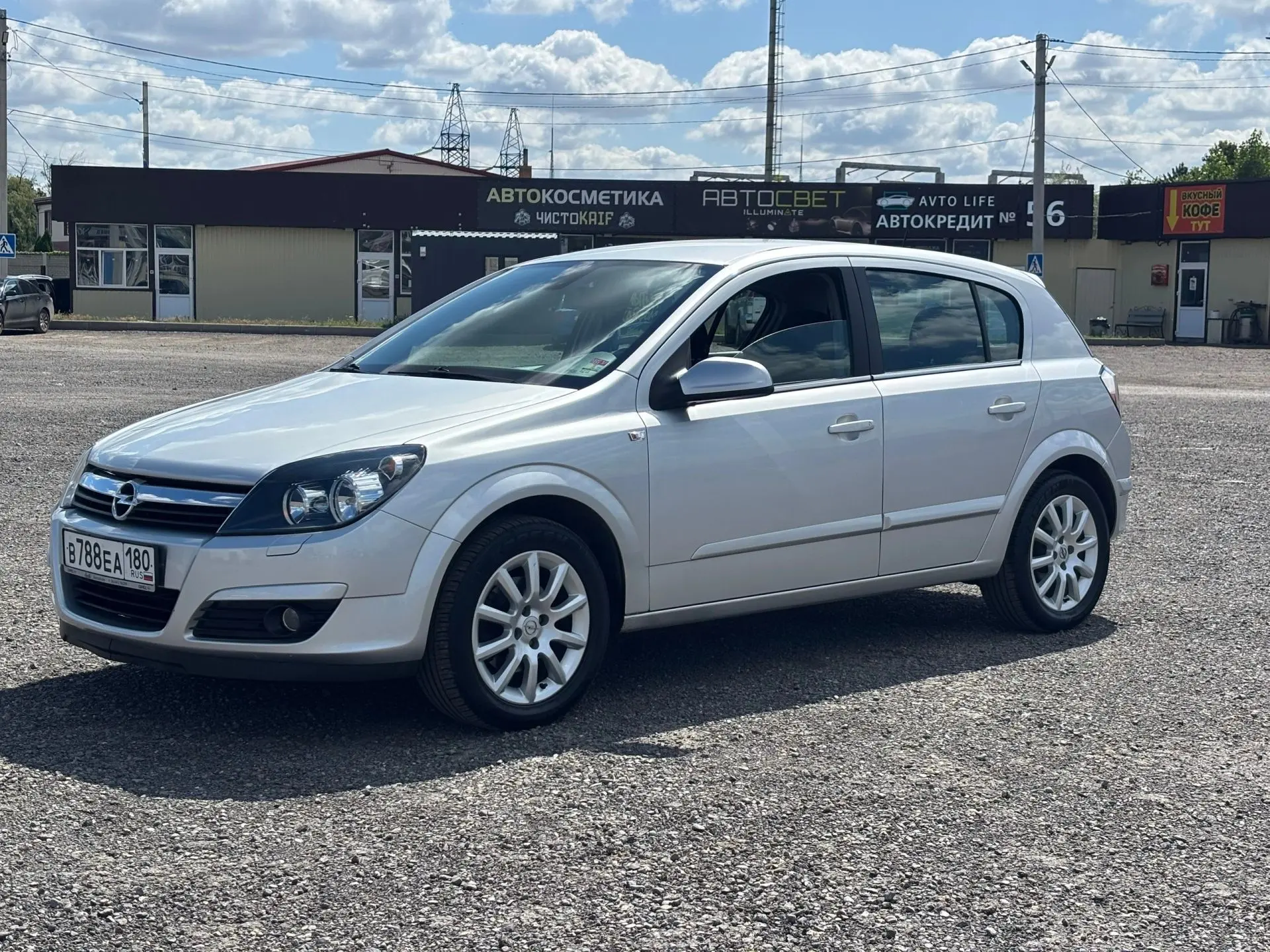 Opel Astra H
2005 год
1.6 бензин 
216.000 оригинального
Механика 
Состояние близко к идеалу
Машина и