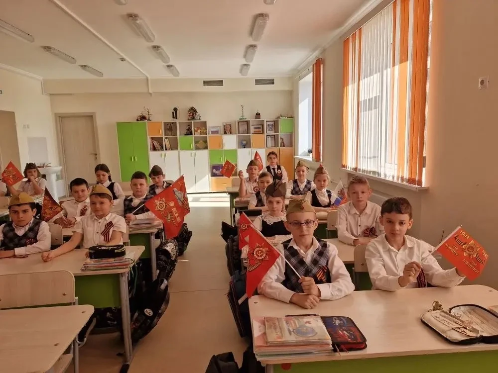 В МАОУ «Школа №10» в 3 «Д» классе прошёл настоящий **Урок Мужества**!  Мы говорили о подвигах нашего