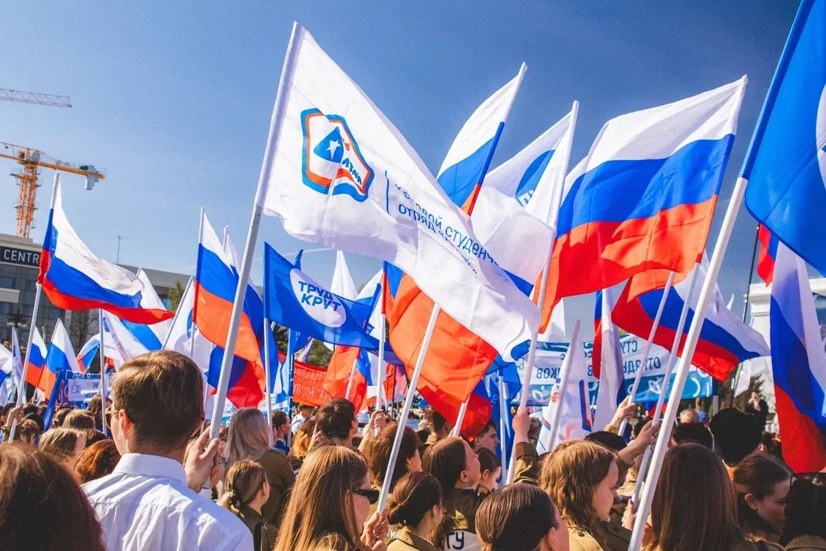 С Днём России!

Страна начинается с нас с вами. С нашего труда, ответственности и желания делать её 