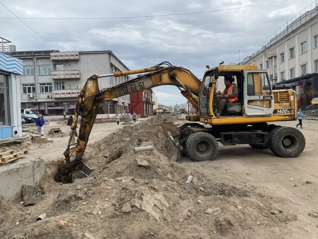 🛠️ На пешеходной части улицы Ленина специалисты прокладывают сети наружного освещения, водоотведения