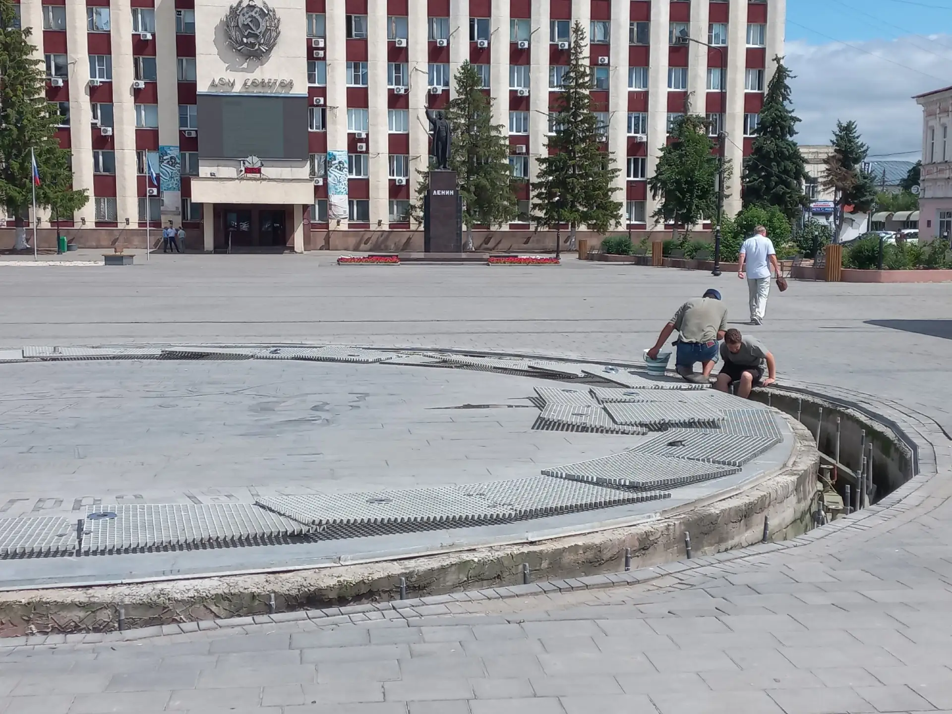 На площади Советов очищают фонтан

Очистку от фантиков, бумаги, пластиковых пробок и другого мусора 