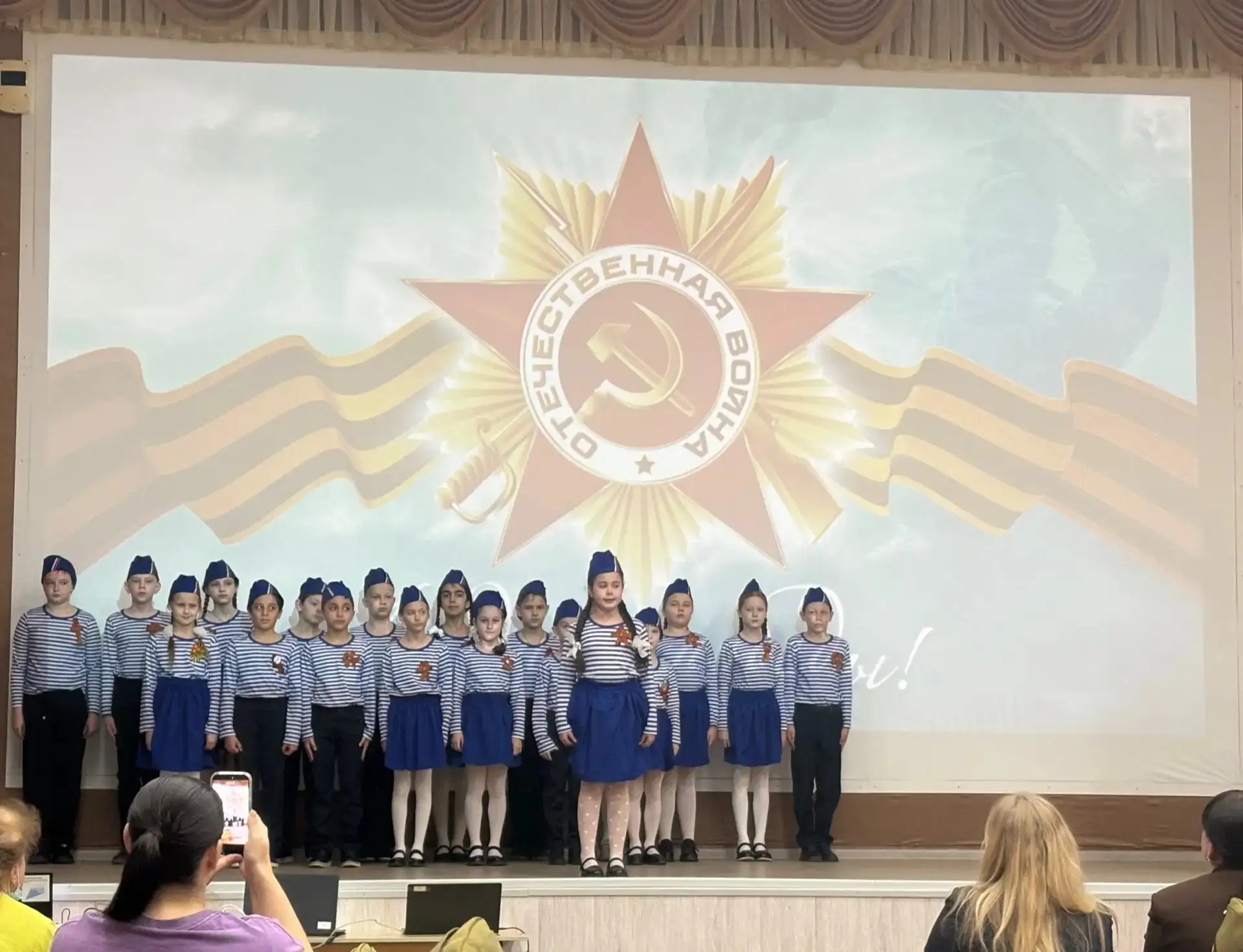 Песни Победы в сердцах детей: в школе №20 прошла «Битва хоров»! 🎤⭐  Сегодня стены нашей школы наполн