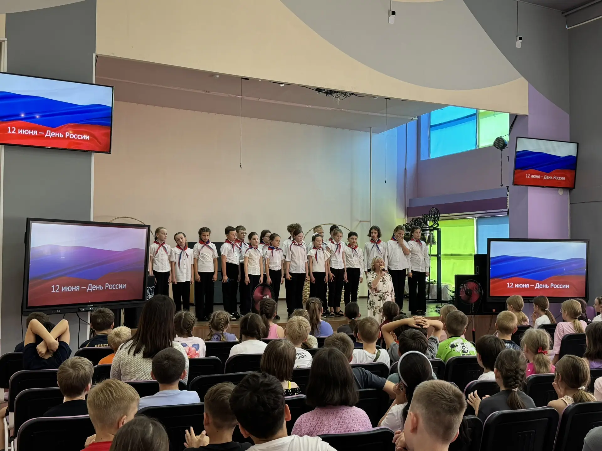 🎶🇷🇺 Сегодня в нашем лагере прошел концерт школьного хора «Возрождение», посвященный Дню России! �