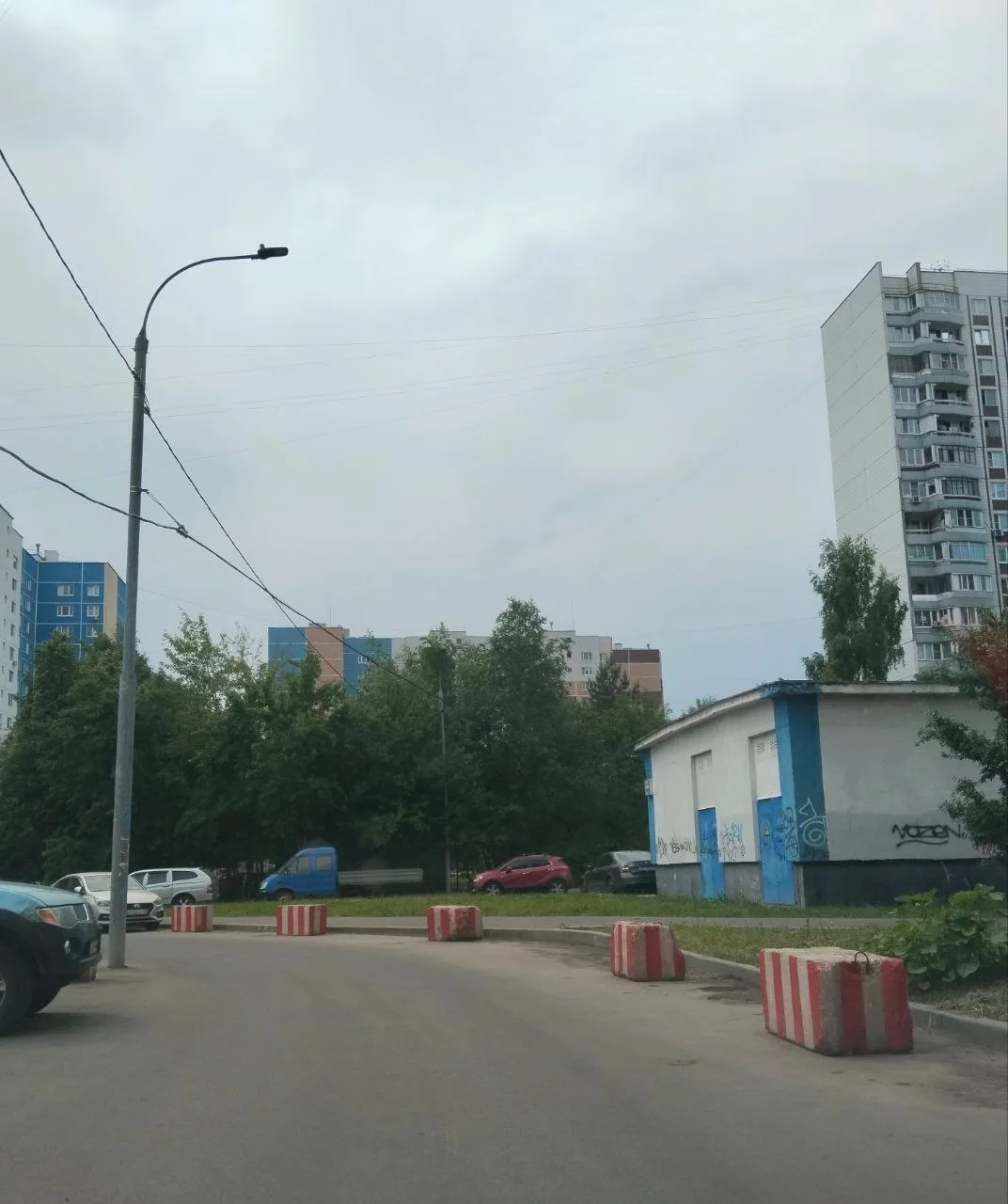 С какой целью положили эти блоки в проезде за ТЦ "Столица" в 14 мкр, недалеко от управы...