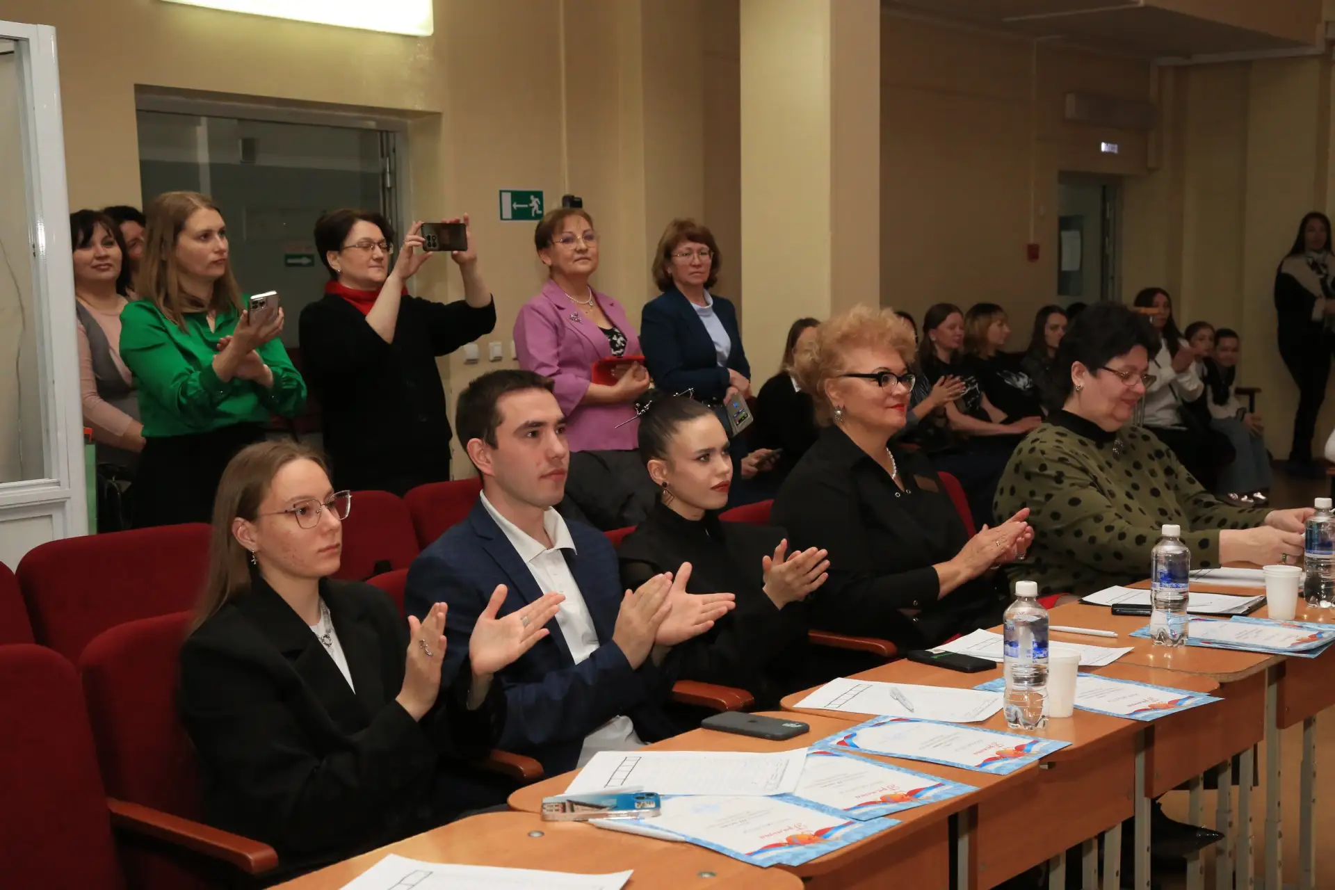 💃 Сегодня в школе — настоящий праздник грации и красоты! 💐  В актовом зале царила атмосфера настояще