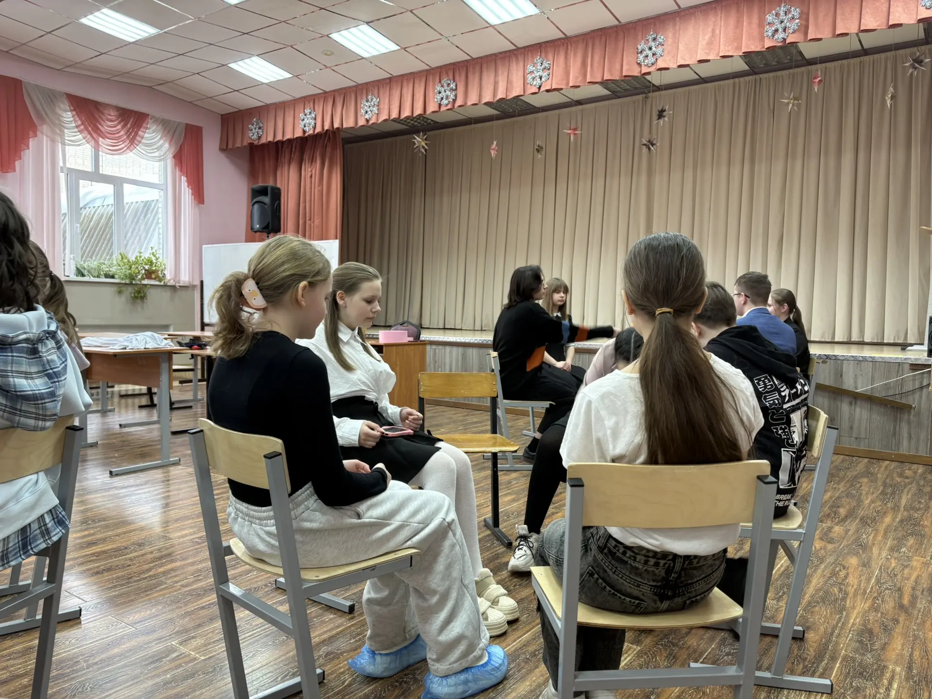 Запутались и распутались🧶ловили поток из мячиков для настольного тенниса🏓разогревали мышцы воздушным