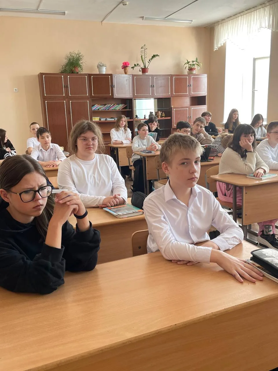 Традиция понедельника  🤍🖤  Единая форма одежды-  это формирование чувства общности и создание  атмос