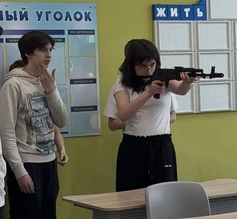 Ученики нашего 9«В» класса, члены военно-патриотического клуба «Титаны», совместно со своим руководи