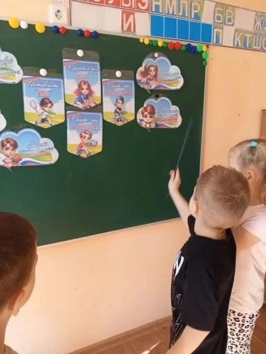 Воспитанники подготовительной компенсирующей группы знакомятся с традициями российского...