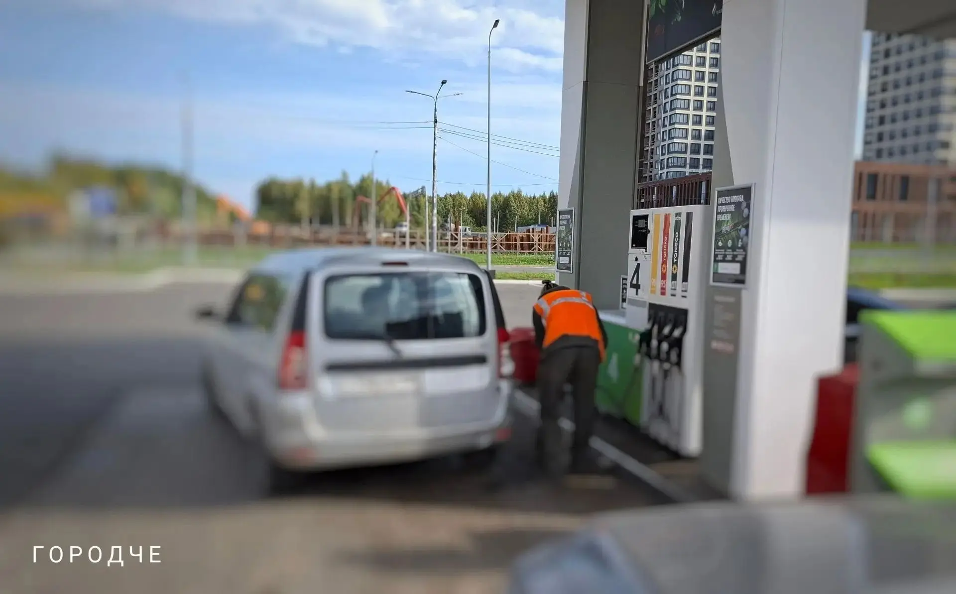 На заправке в Череповце чуть не подрались водители. Поводом стали канистры.