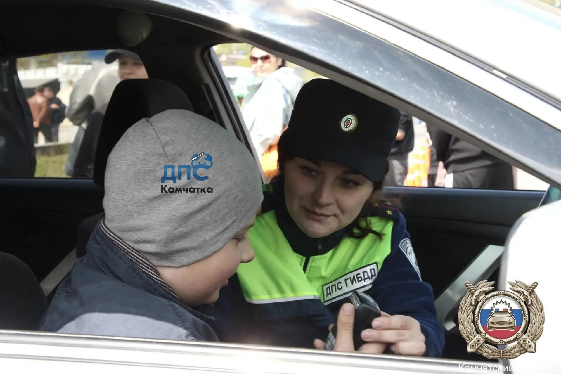 Юным камчатцам разрешили посидеть за рулём патрульного автомобиля ДПС

В Петропавловске-Камчатском в