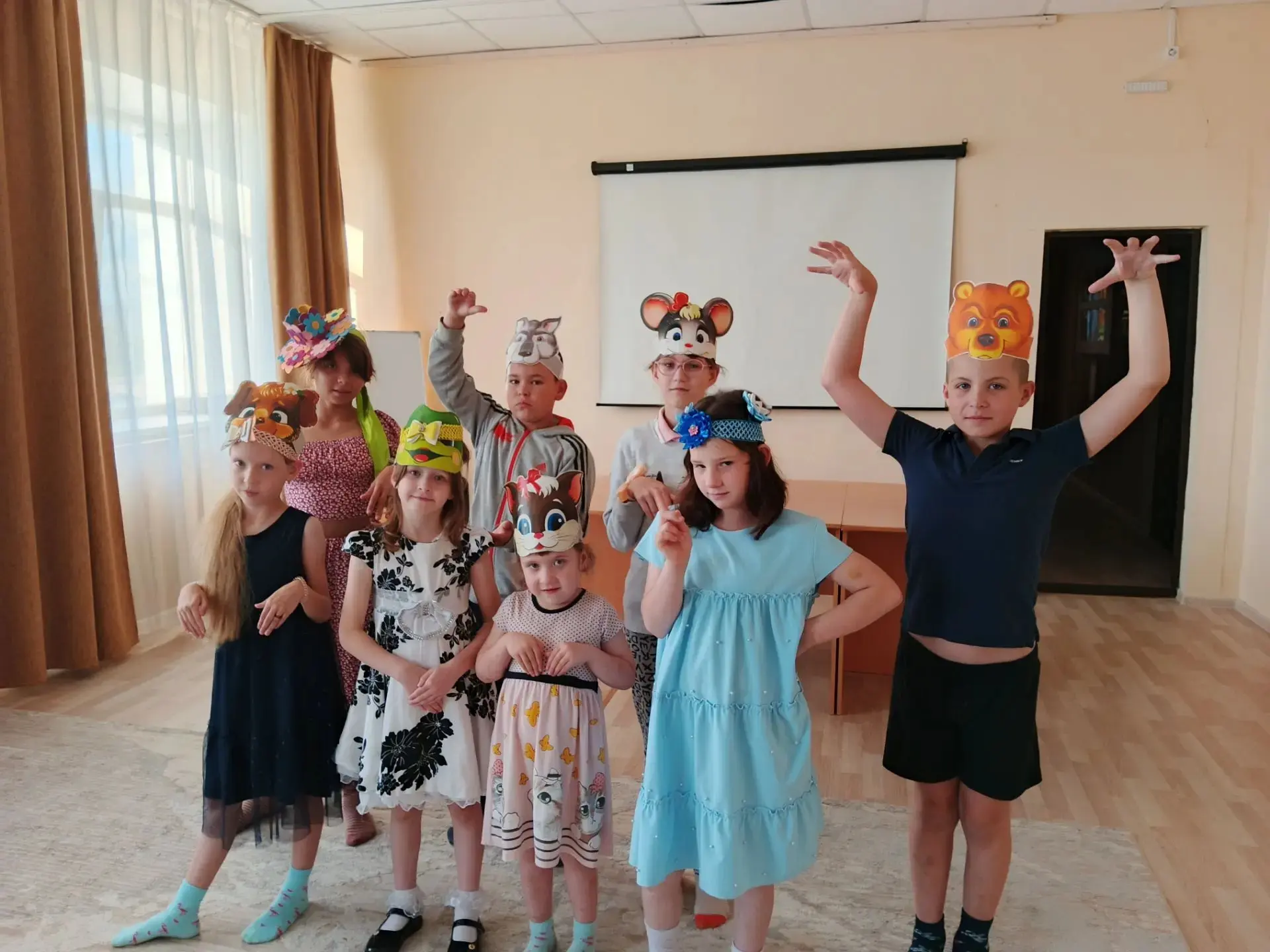 Сегодня наши ребята стали настоящими актёрами одного дня! В один миг наша актовый зал превратился в 